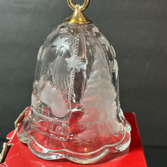Mikasa Crystal Holiday Bell Santa Claus Sleigh Tree Stars Scalloped Edge 4.5" - Picture 7 of 8